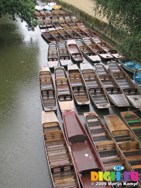 SX07750 Rain on boat hire in River Cherwell, Oxford